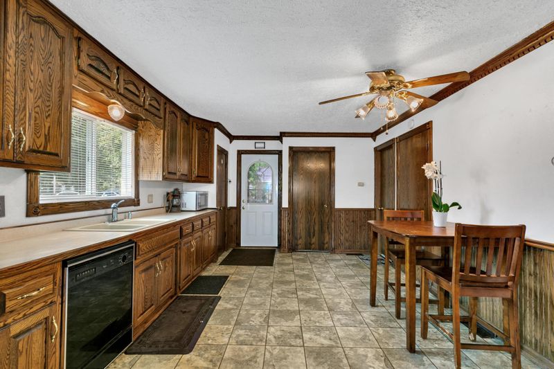 314 4th St SW, Little Falls, MN 56345