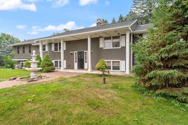 2462 Savage Ln, Little Canada, MN 55117
