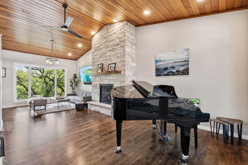 8745 Walton Oaks Dr, Bloomington, MN 55438