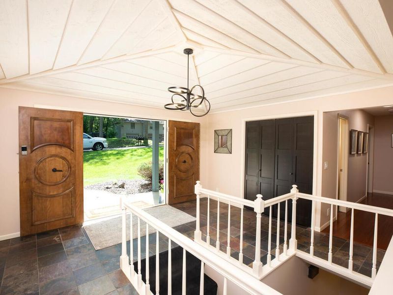 4706 Fairhills Rd E, Minnetonka, MN 55345