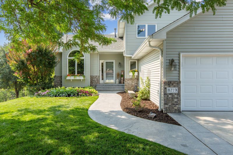 8719 Hillview Dr E, Saint Bonifacius, MN 55375