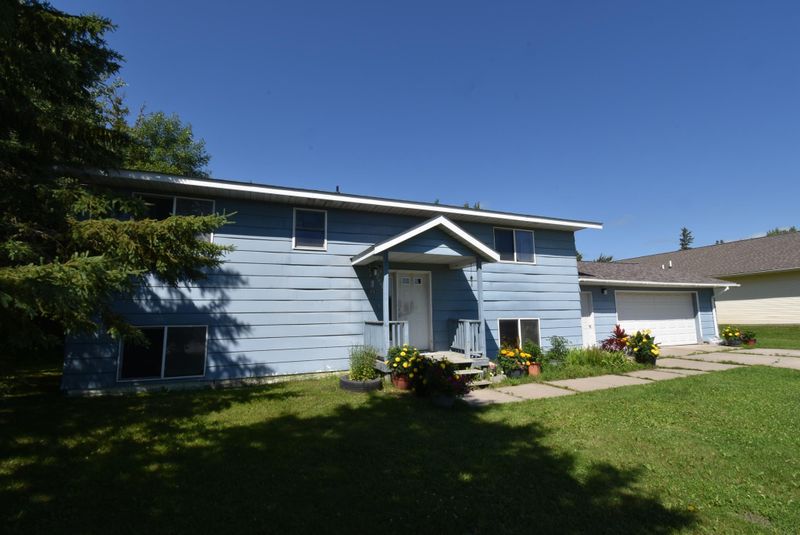 207 6th Ave SW, Warroad, MN 56763