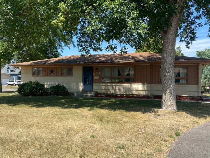 872 8th St SW, Faribault, MN 55021