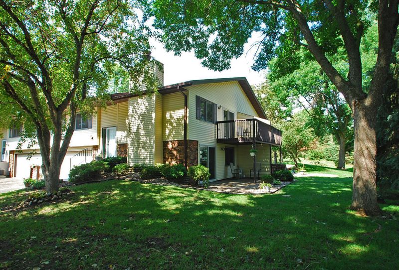 911 Heritage Ct W, Vadnais Heights, MN 55127