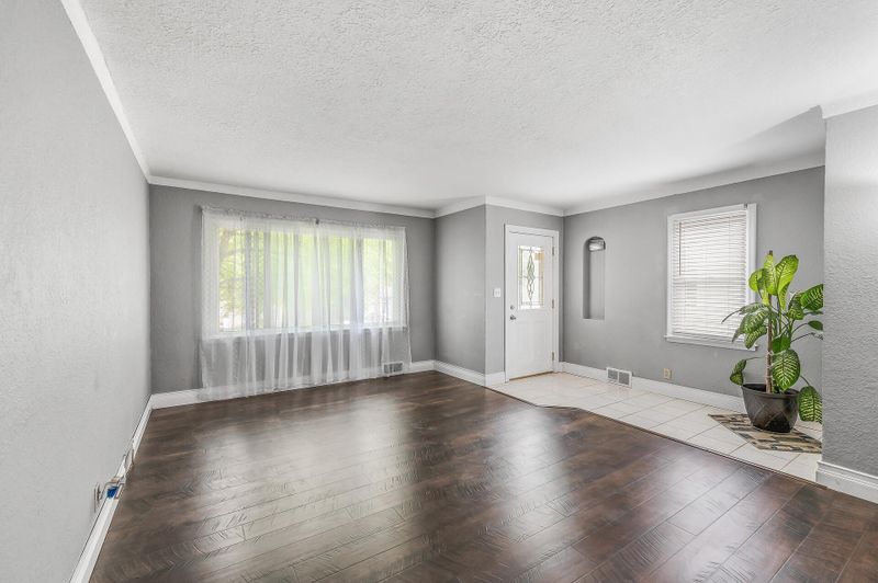 915 Charlton St, West Saint Paul, MN 55118