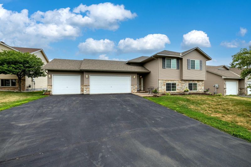 804 Green Acre Ct, Belle Plaine, MN 56011