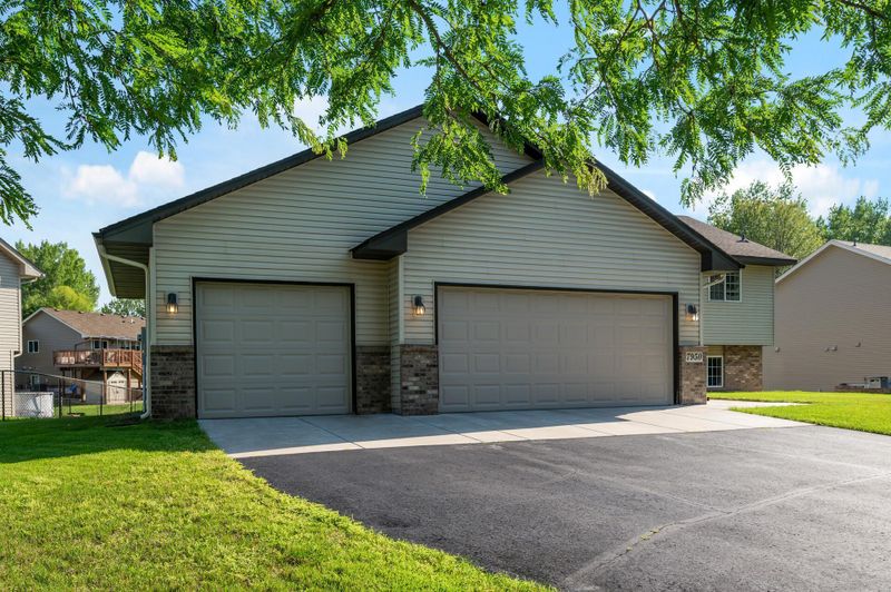 7950 Highland Dr, Lino Lakes, MN 55014