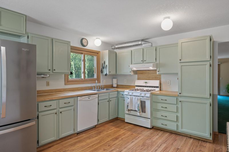 246 River Woods Ln, Burnsville, MN 55337