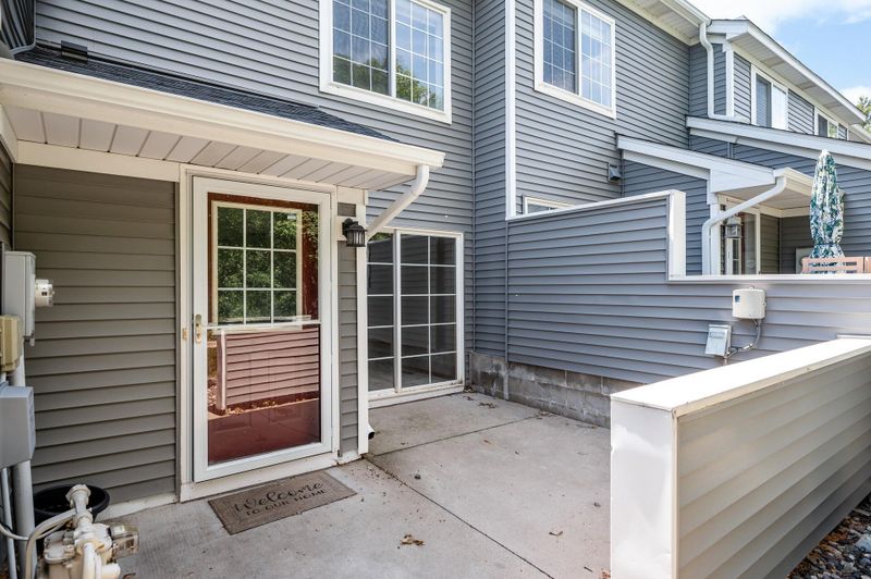 557 Marshland Trl, Chanhassen, MN 55317