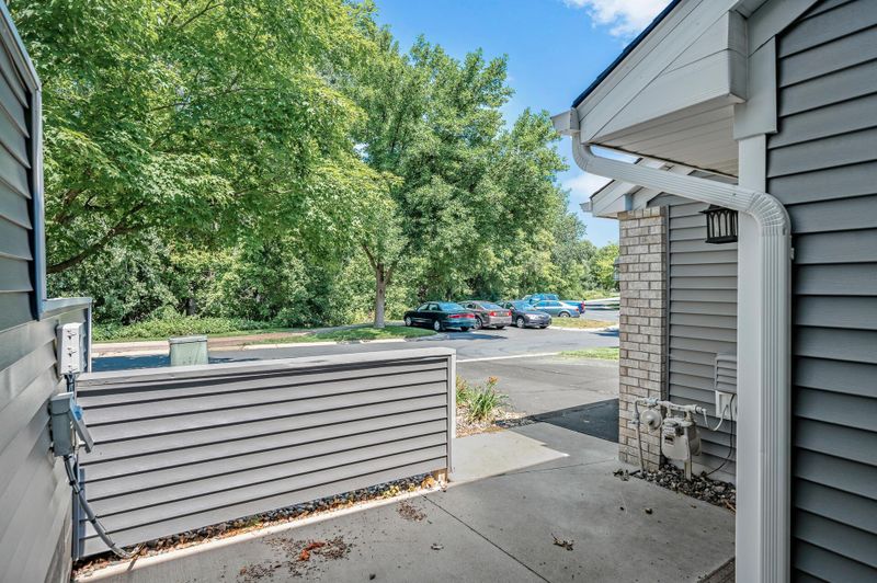 557 Marshland Trl, Chanhassen, MN 55317