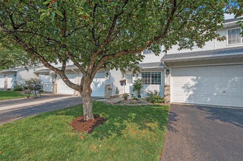 8582 Quarry Ridge Ln #B, Woodbury, MN 55125