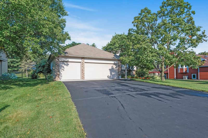 8853 Pinehurst Cir, Woodbury, MN 55125