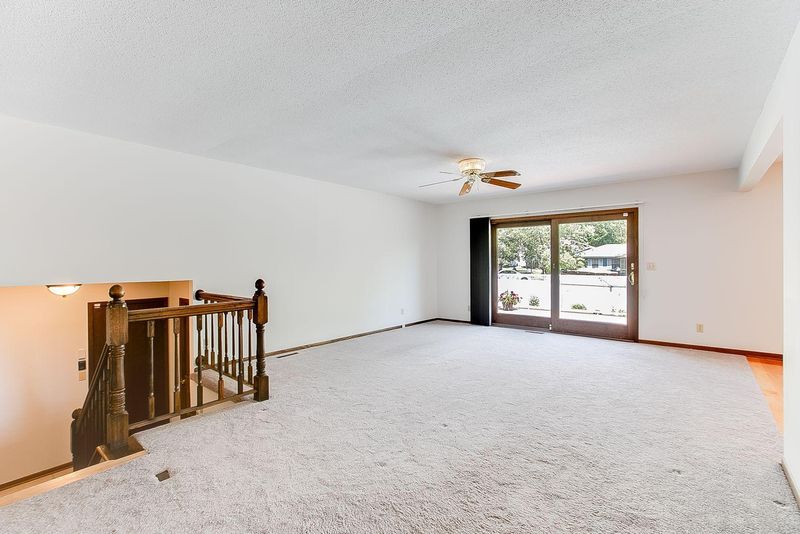 2217 Kings Dr, Woodbury, MN 55125