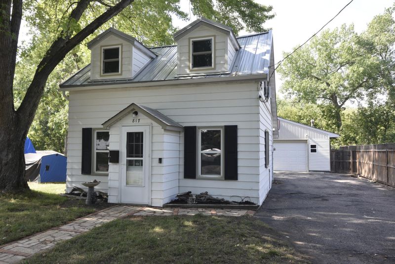 817 Bluff Ave E, Shakopee, MN 55379