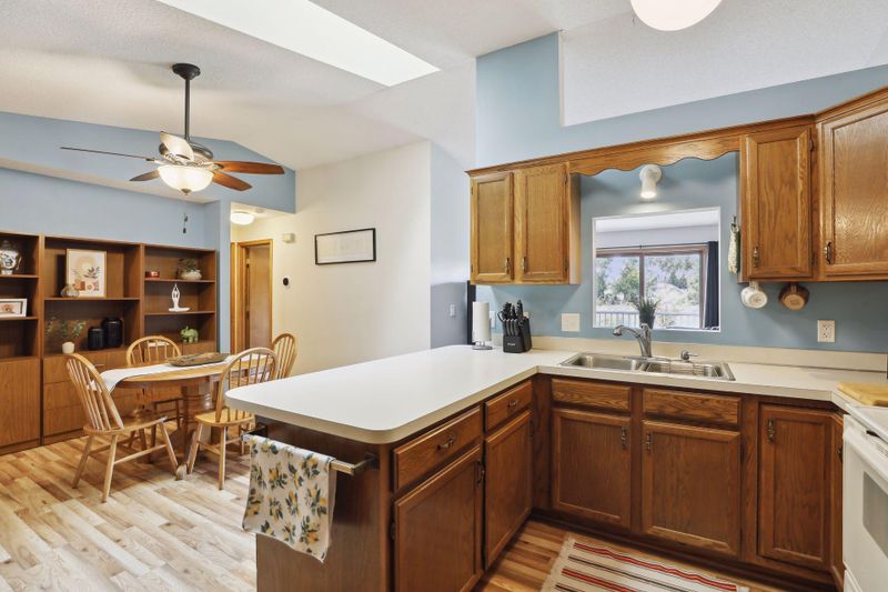 928 Pond View Ct, Vadnais Heights, MN 55127
