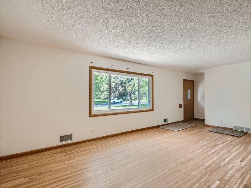 10513 Vessey Rd, Bloomington, MN 55437