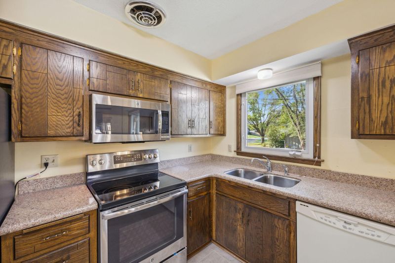 1111 Lowell Cir, Apple Valley, MN 55124