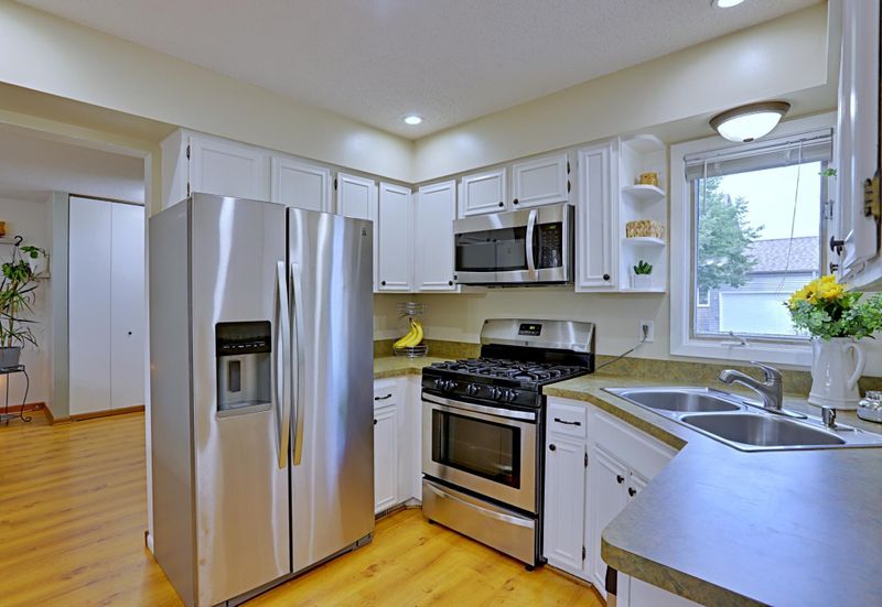 1750 Flamingo Dr, Eagan, MN 55122