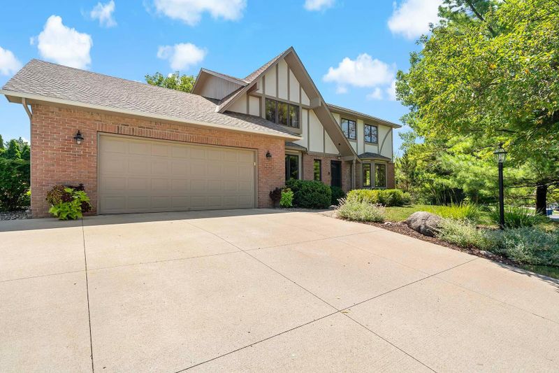 7701 W 99th St W, Bloomington, MN 55438
