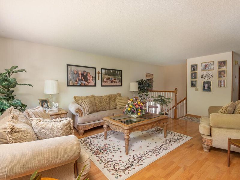 1204 W 139th St, Burnsville, MN 55337