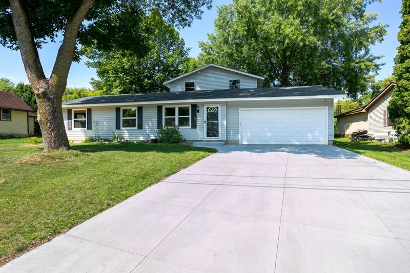 704 Pine Tree Trl, Stillwater, MN 55082