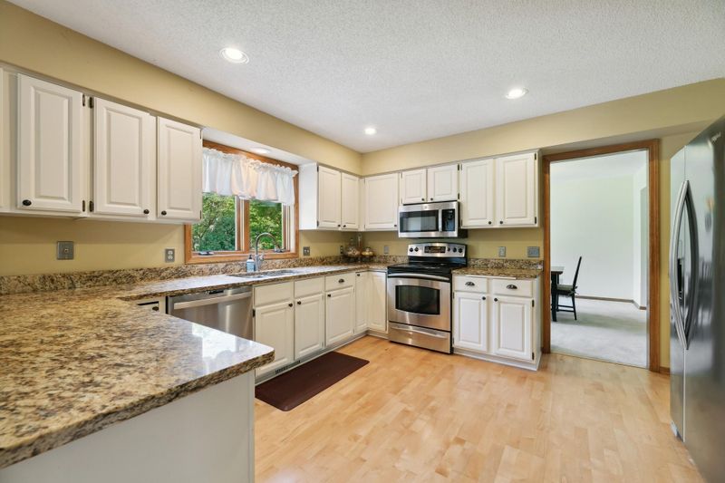 6431 Pleasant Park Dr, Chanhassen, MN 55317