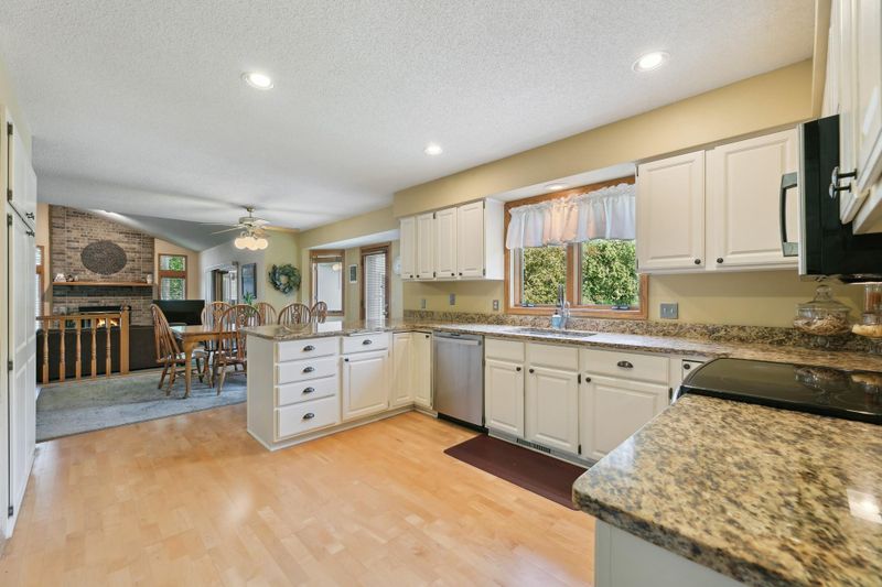 6431 Pleasant Park Dr, Chanhassen, MN 55317