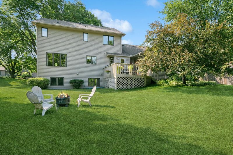 6431 Pleasant Park Dr, Chanhassen, MN 55317