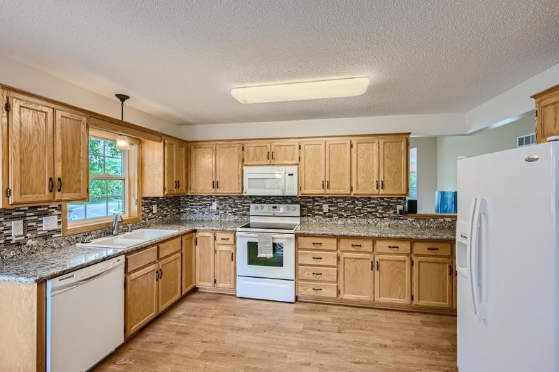 157 Wedgewood Dr, Mahtomedi, MN 55115