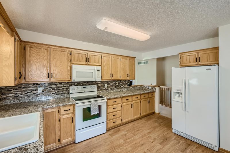 157 Wedgewood Dr, Mahtomedi, MN 55115
