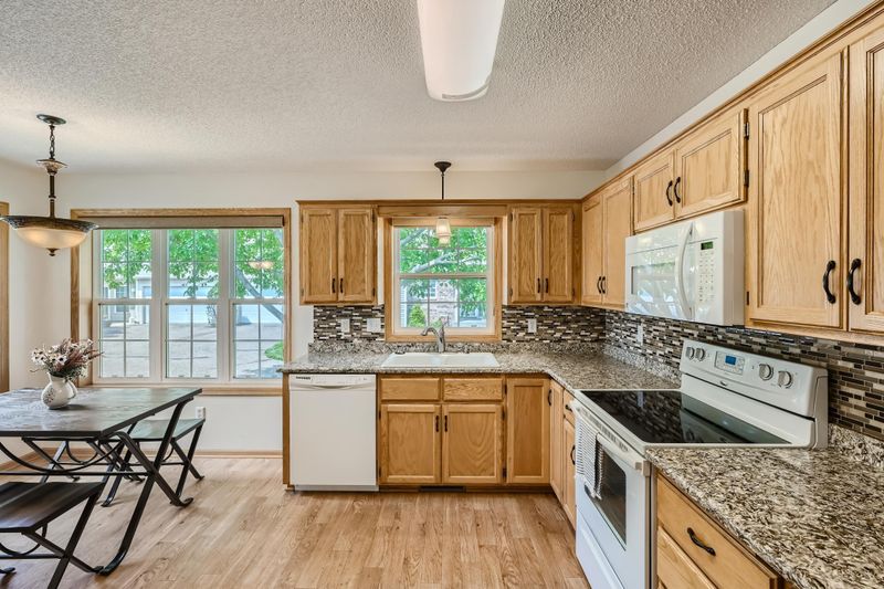157 Wedgewood Dr, Mahtomedi, MN 55115