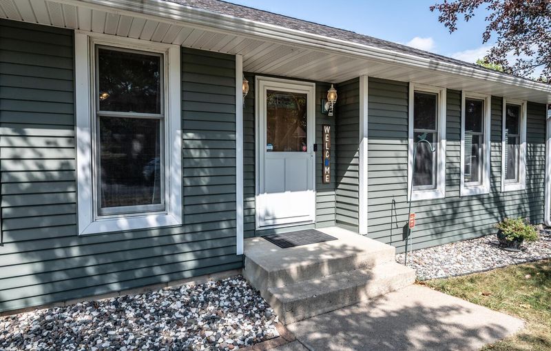 4477 Reindeer Ln, Eagan, MN 55123
