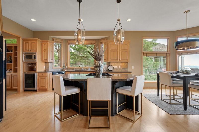 10072 Indigo Dr, Eden Prairie, MN 55347
