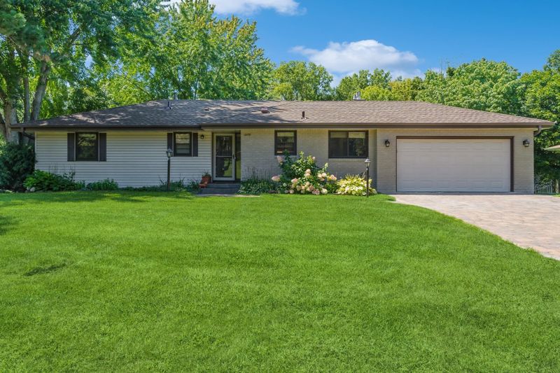 16701 Canterbury Dr, Minnetonka, MN 55345