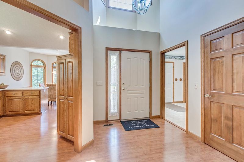 573 Terrace Courte, Roseville, MN 55113