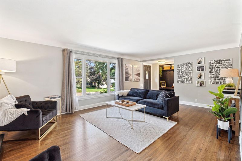 5133 Abercrombie Dr, Edina, MN 55439