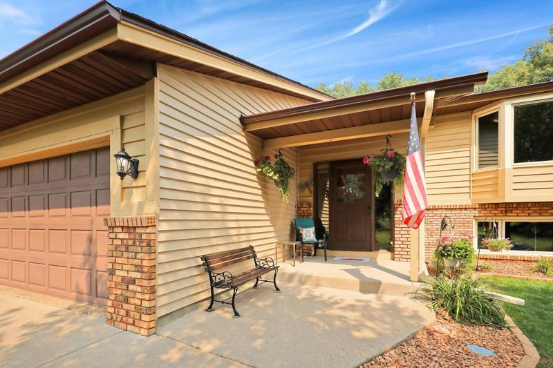 1992 Parkway Dr, North Saint Paul, MN 55109