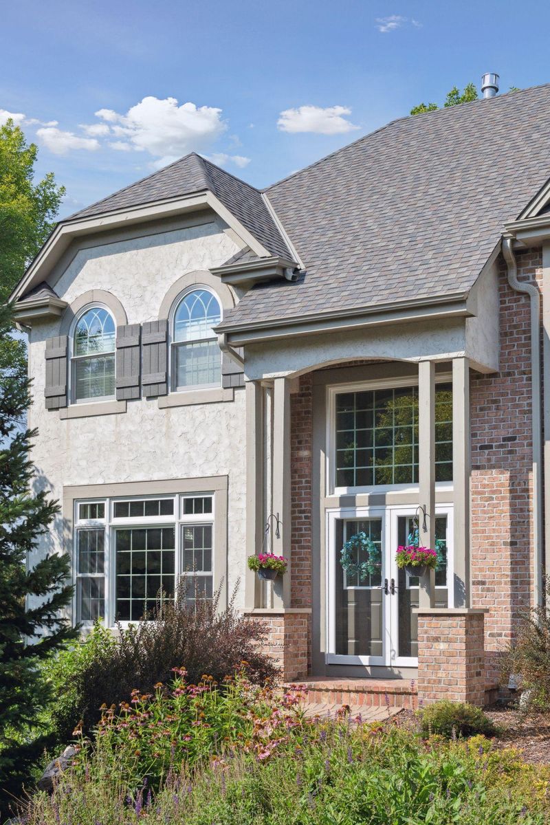 6306 Summit Cir, Chanhassen, MN 55317