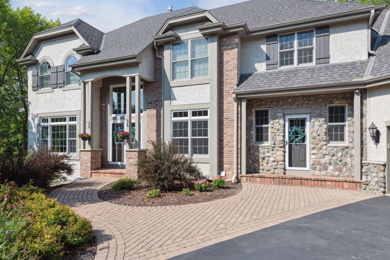 6306 Summit Cir, Chanhassen, MN 55317