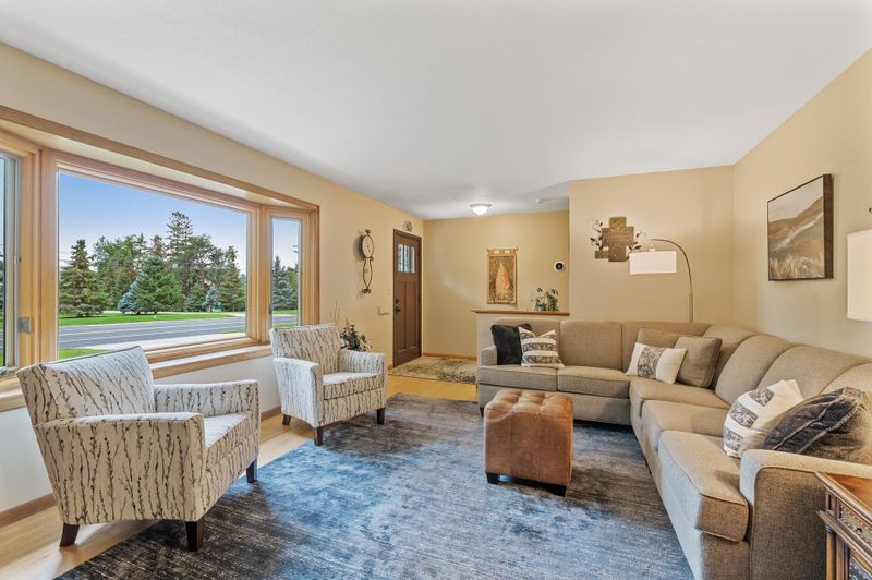 4208 Overlook Dr, Bloomington, MN 55437