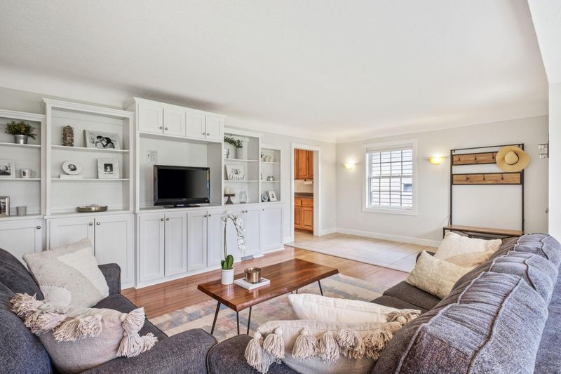 5036 W 60th St, Edina, MN 55436