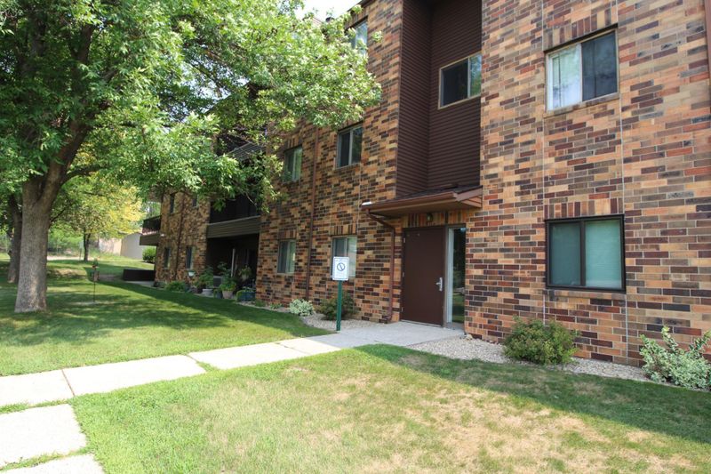 100 Kennedy Park Cir #102, Fergus Falls, MN 56537