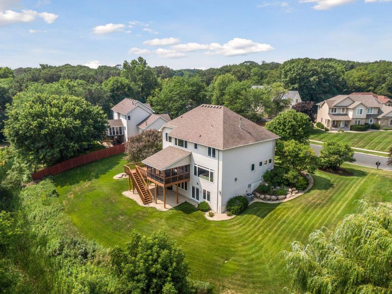 8325 Stone Creek Dr, Chanhassen, MN 55317