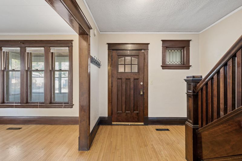 1192 Earl St, Saint Paul, MN 55106
