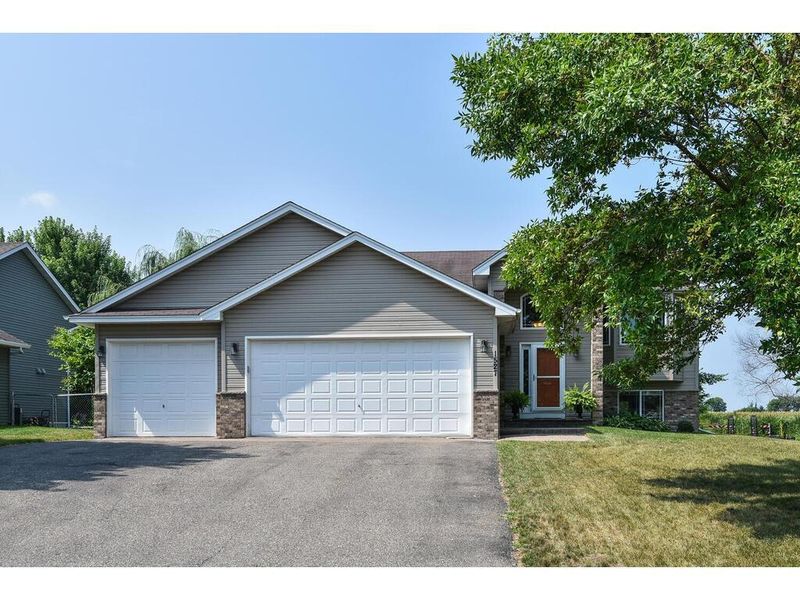 1527 Hidden Trl, Mayer, MN 55360