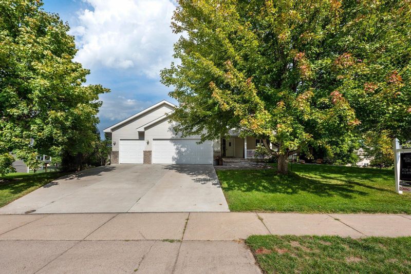 12290 Walnut Dr, Rogers, MN 55374