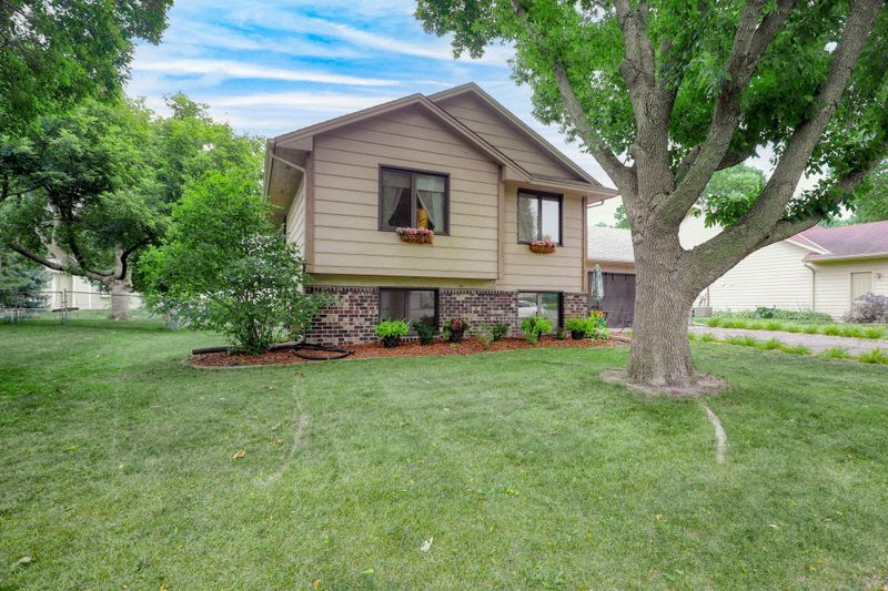 8974 Pineview Ln N, Maple Grove, MN 55369