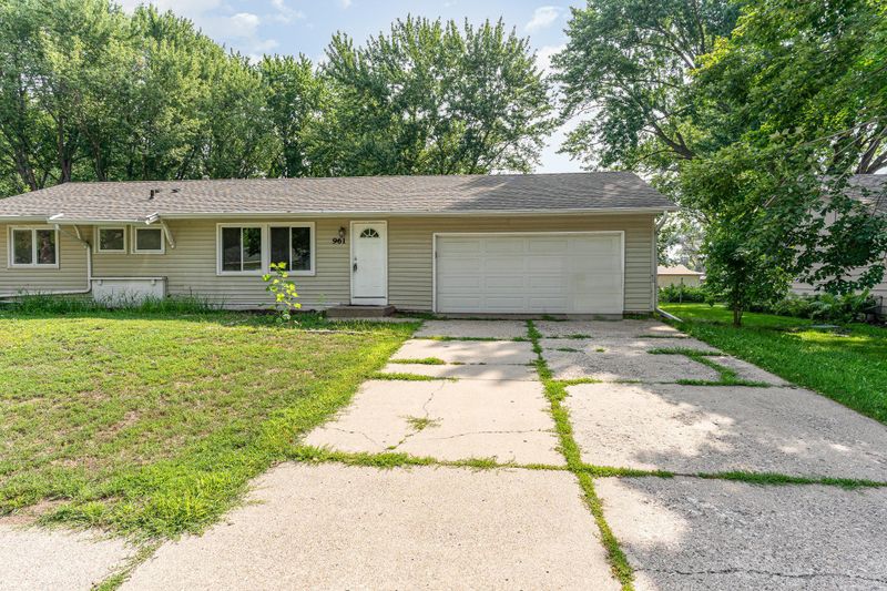 961 Redwell Ln, Apple Valley, MN 55124