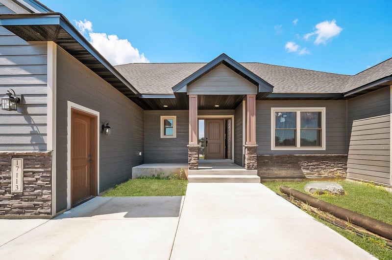 17113 Depaul St, Columbus, MN 55025