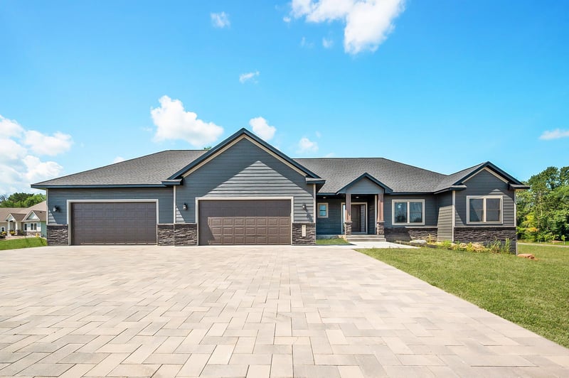 17113 Depaul St, Columbus, MN 55025